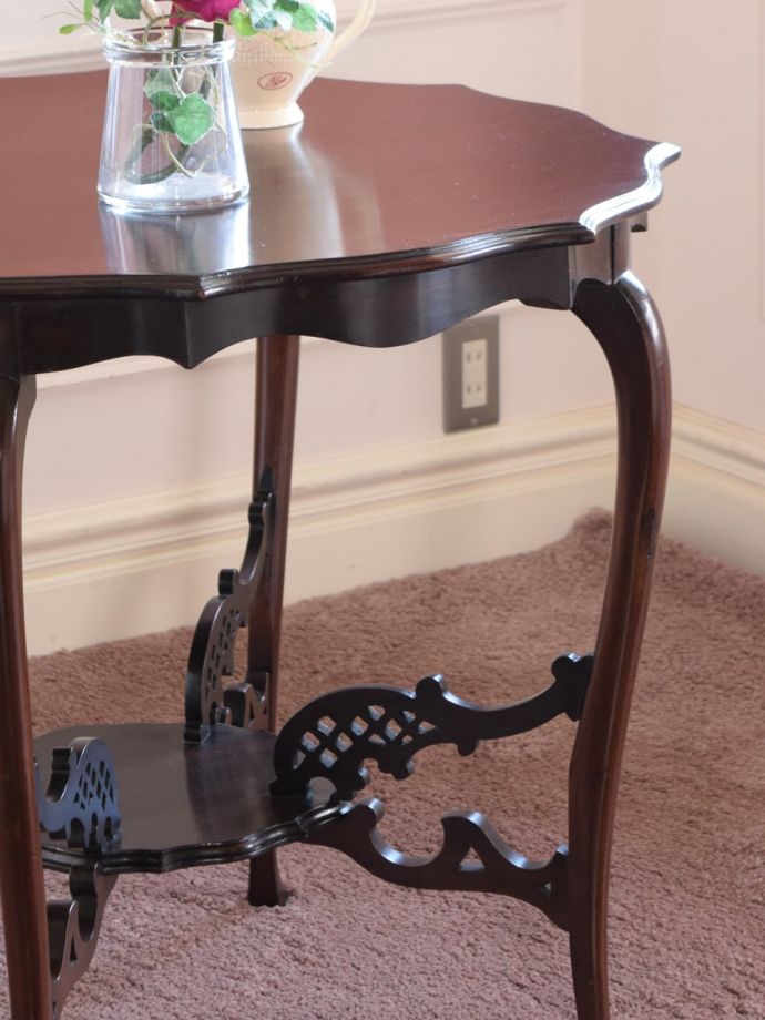 英国のアンティーク家具らしいデザイン