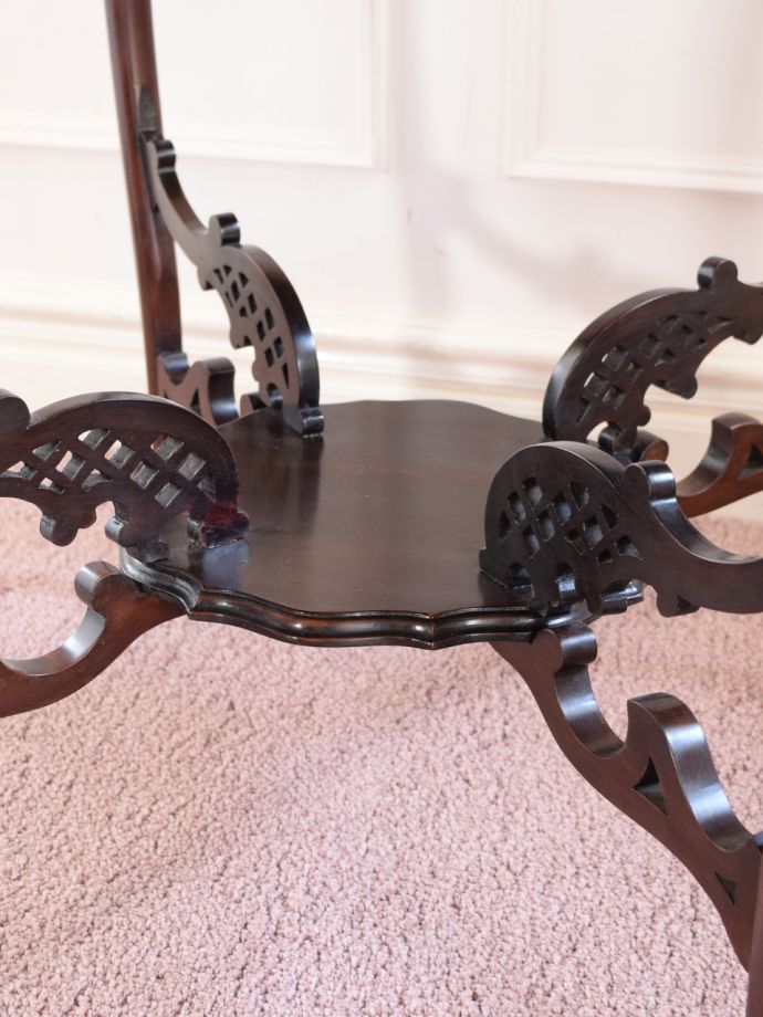 英国アンティーク家具らしい装飾