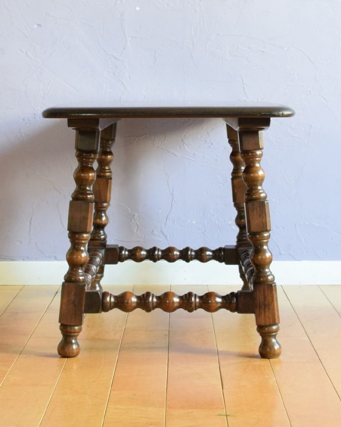 アーコールのコーヒーテーブルの側面