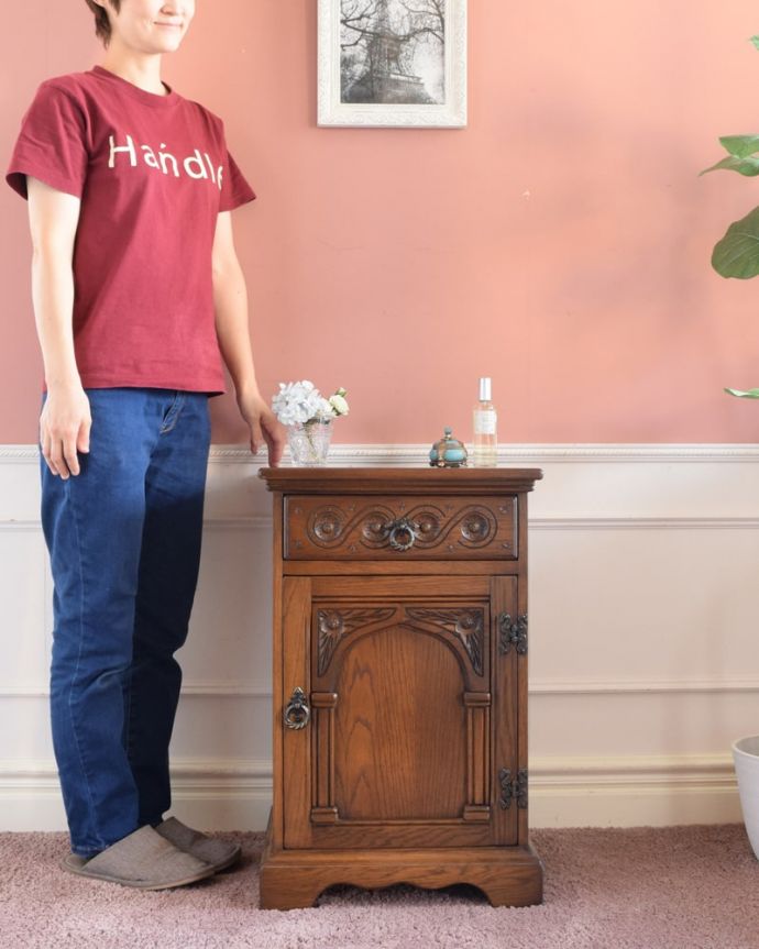 アンティーク家具 アンティーク ベッドサイドカップボード 高級感がある女性らしい優しいシルエットどんな場所にも置けるコンパクトなサイズ。(k-2904-f)