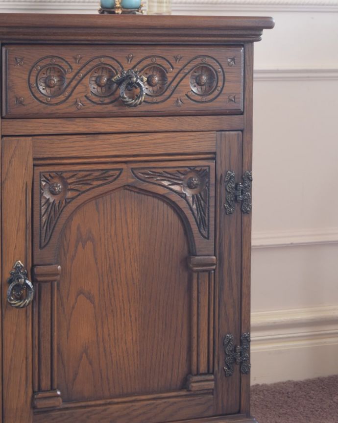 アンティーク家具 アンティーク ベッドサイドカップボード 気品漂う木目の美しさしっとりとした大人の雰囲気を醸し出す小さなキャビネットは木目の美しさが自慢です。(k-2904-f)