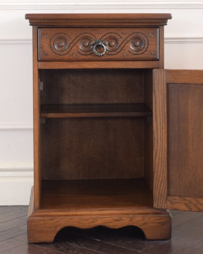 アンティーク家具 アンティーク ベッドサイドカップボード 扉を開けて中を見てみると…職人がキレイに修復したので、扉の中もキレイです。(k-2904-f)