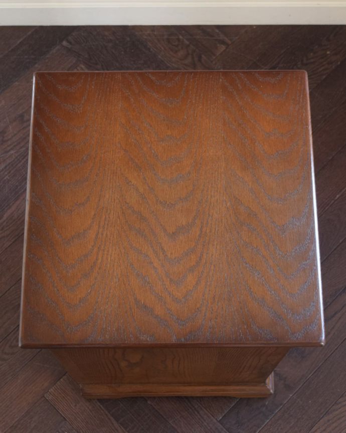 アンティーク家具 アンティーク ベッドサイドカップボード 何を飾ろうかな…上から見ると、天板はこんな感じです。(k-2904-f)