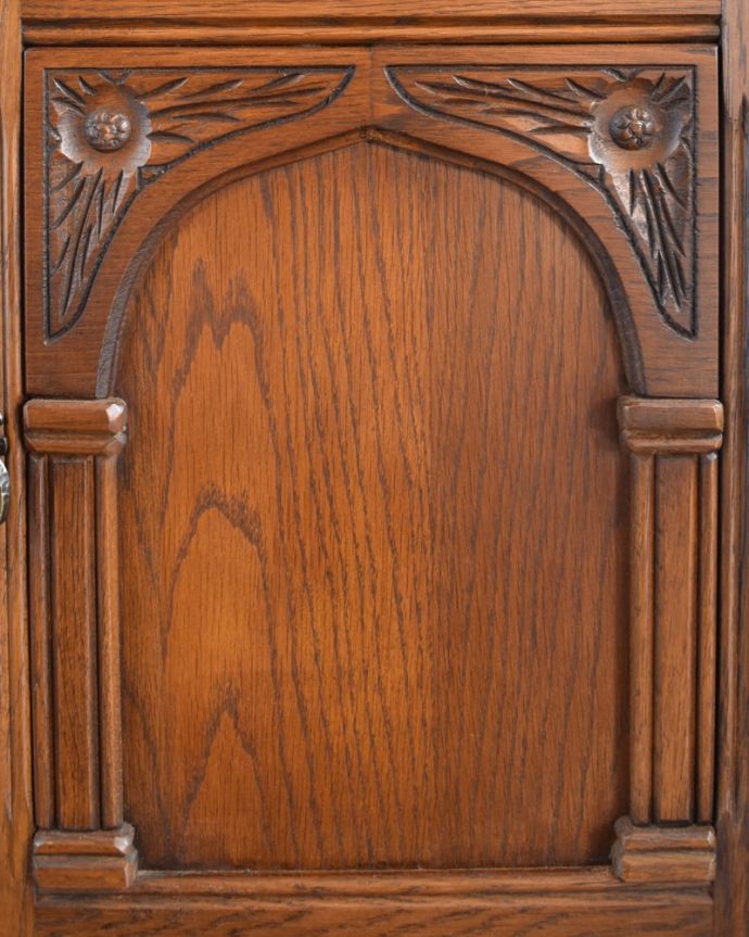 アンティーク家具 アンティーク ベッドサイドカップボード 惚れ惚れするような美しさとっても堅い無垢材に一体どうやって彫っていったんでしょう?アンティークらしく細かい彫りを眺めているだけでうっとりしてしまいます。(k-2904-f)