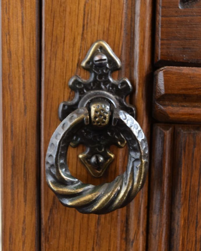 アンティーク家具 アンティーク ベッドサイドカップボード アクセサリーの様な取っ手。(k-2904-f)