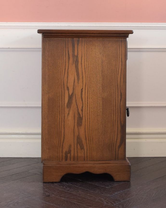 アンティーク家具 アンティーク ベッドサイドカップボード 横顔だっても美しい正面だけじゃなく横から見ても美しい姿です。(k-2904-f)