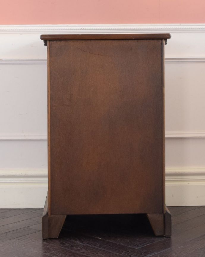 アンティーク家具 アンティーク ベッドサイドカップボード 後ろ姿にも注目!アンティークは新品ではないので、経年変化によるキズはありますが、専門の職人がキレイにお直しをしているので、後ろ姿もキレイです。(k-2904-f)