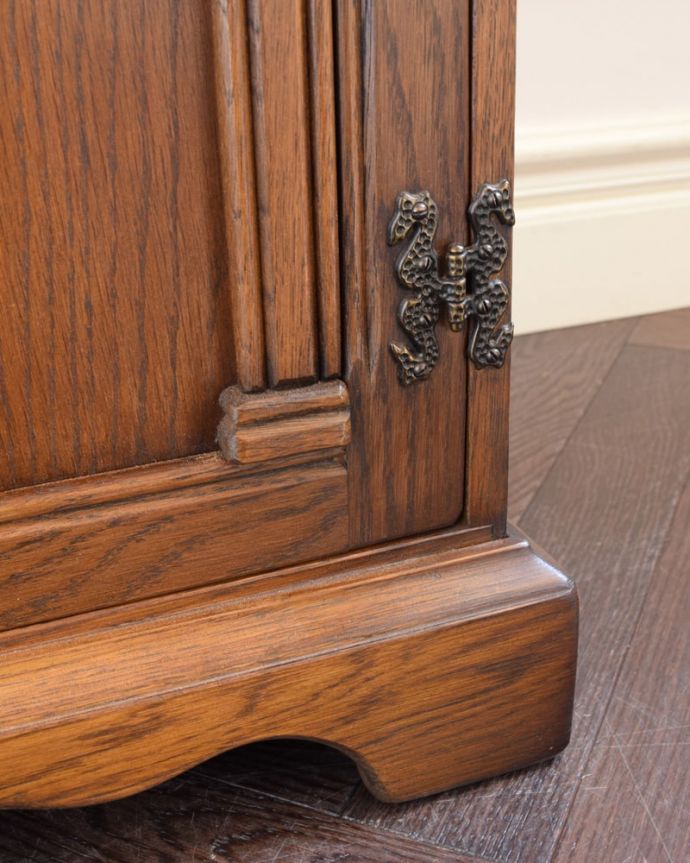 アンティーク家具 アンティーク ベッドサイドカップボード 女性1人でもラクに運べちゃうヒミツHandleのアンティークは、脚の裏にフェルトキーパーをお付けしているので、床を滑らせれば女性でも移動がカンタンに出来ます!。(k-2904-f)