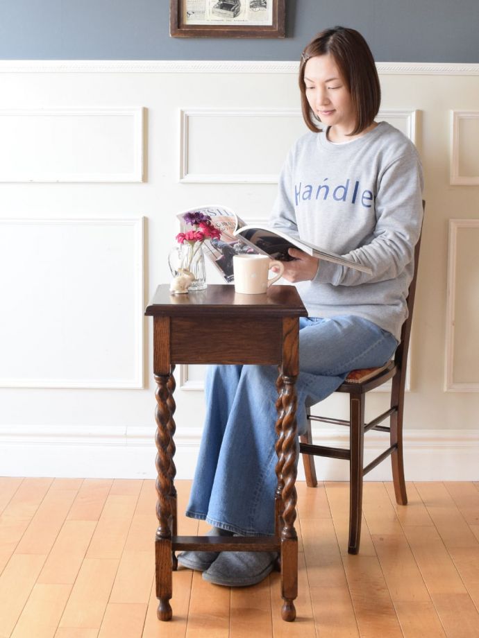 アンティークのオケージョナルテーブル