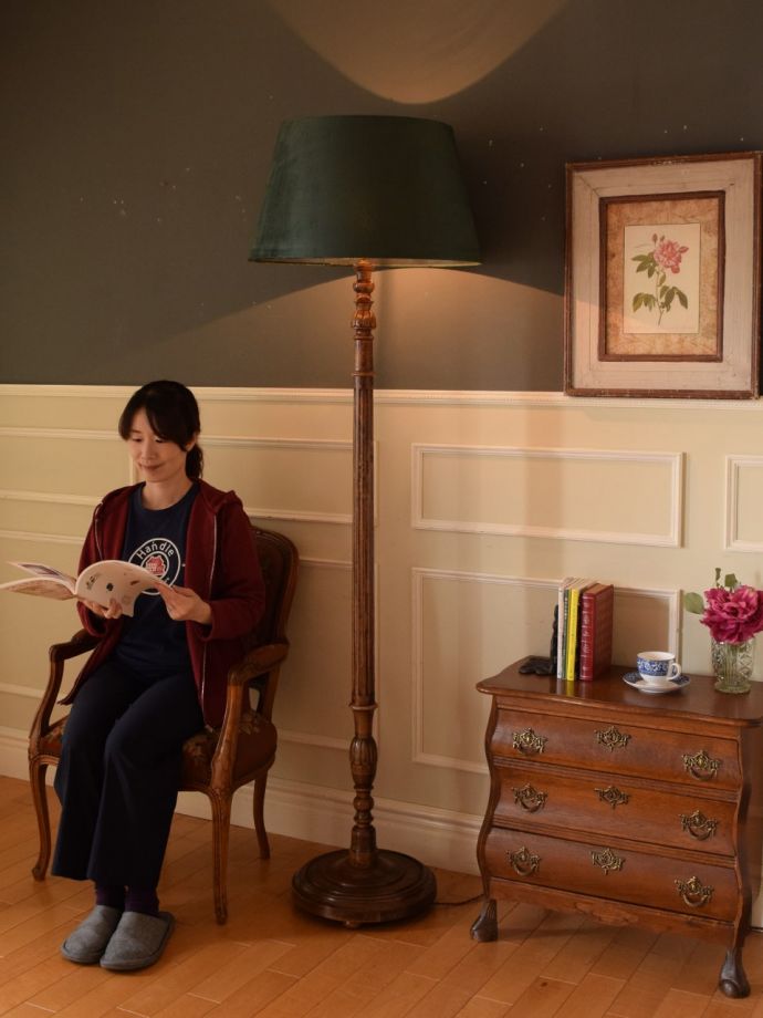 フロアランプの優しい灯り