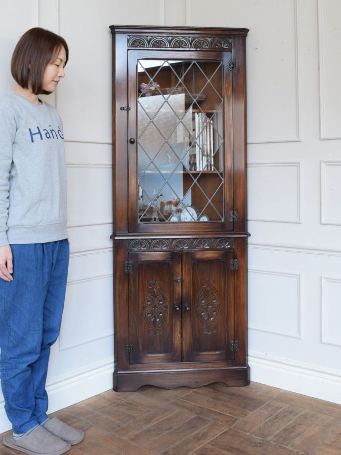 英国アンティークのガラスキャビネット