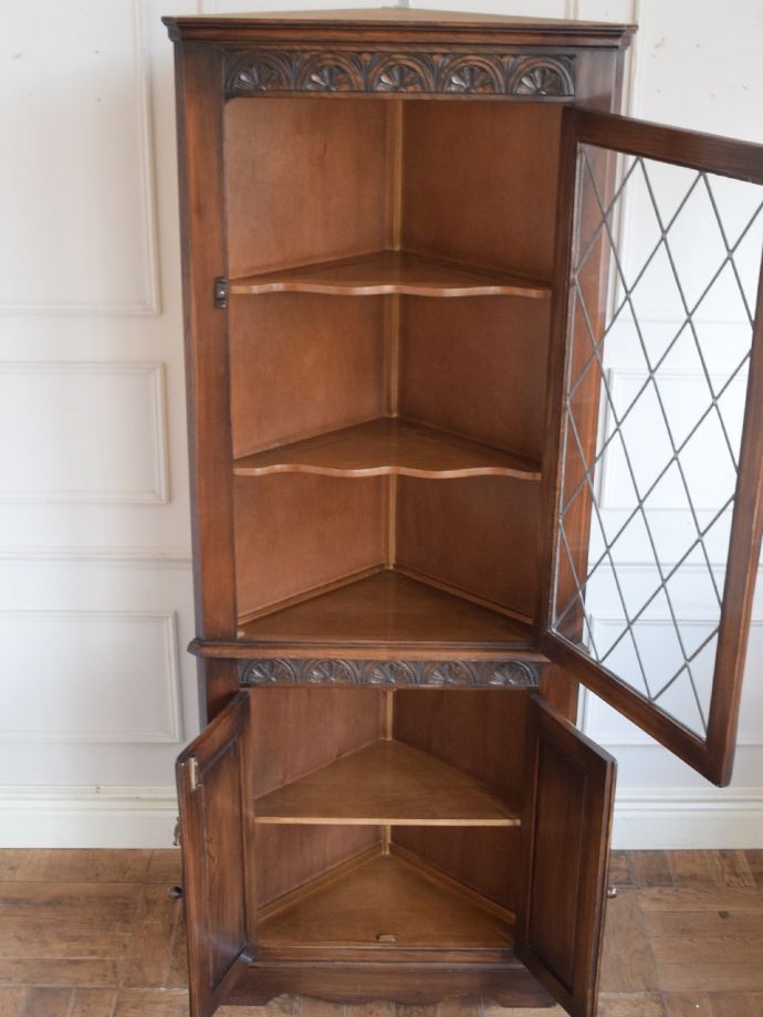 コーナーキャビネットの扉の中