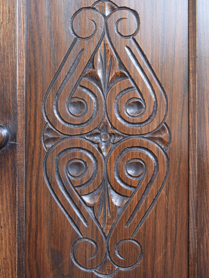 英国アンティーク家具らしい彫