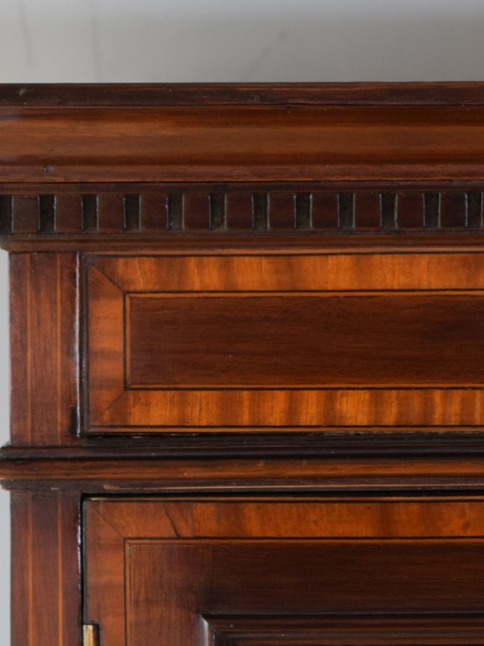 英国アンティーク家具らしい装飾