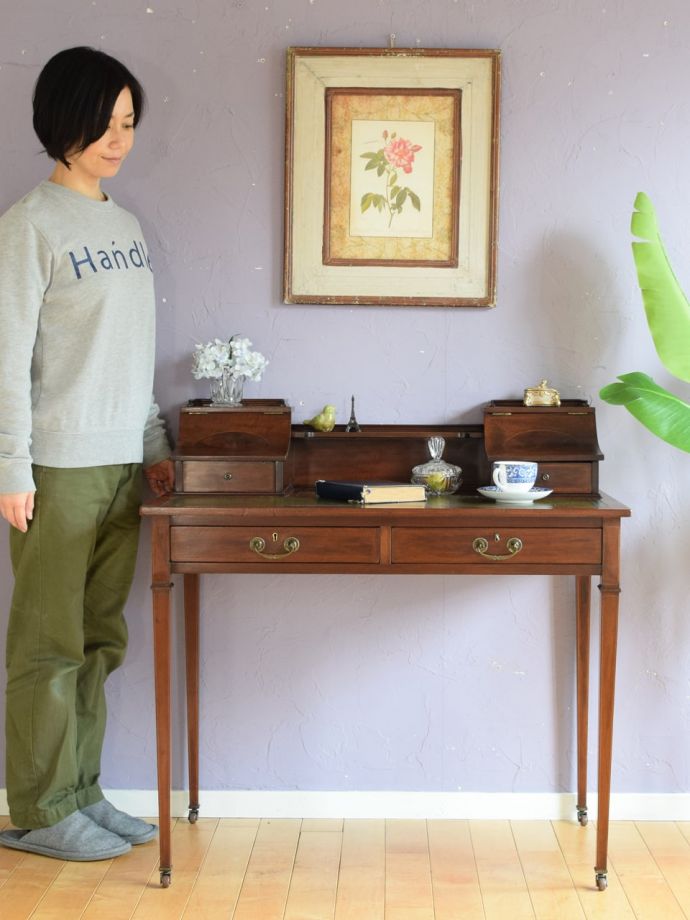 英国アンティークのデスク