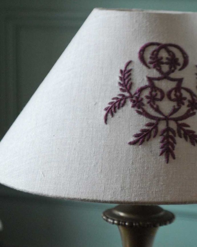 スタンドライト　照明・ライティング　イギリス輸入のアンティークスタンド×刺繍が美しいシェード付きのテーブルランプ(E17丸球付)。。(k-2911-z)