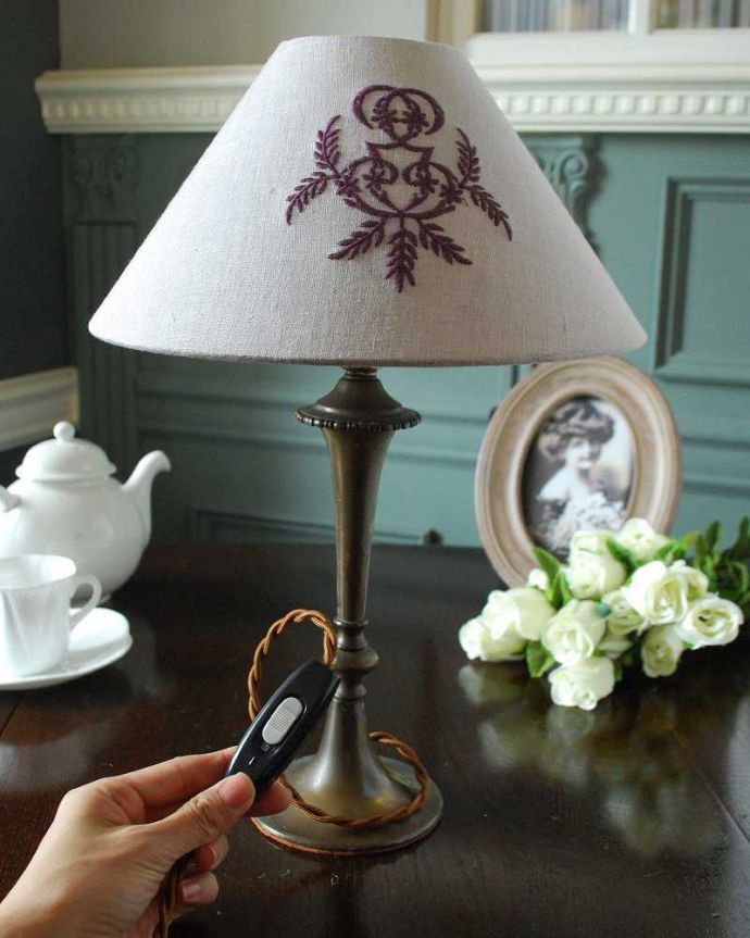 スタンドライト　照明・ライティング　イギリス輸入のアンティークスタンド×刺繍が美しいシェード付きのテーブルランプ(E17丸球付)。。(k-2911-z)
