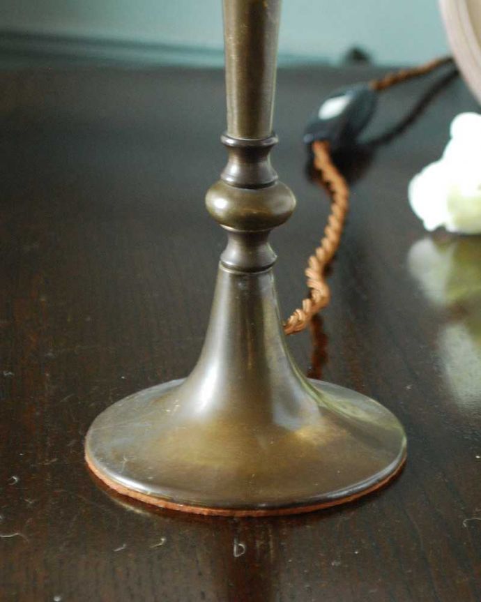 スタンドライト　照明・ライティング　イギリス輸入のアンティークスタンド×刺繍が美しいシェード付きのテーブルランプ(E17丸球付)。。(k-2911-z)