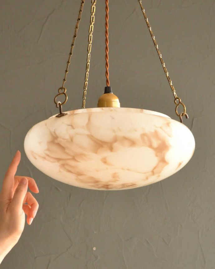 シャンデリア　照明・ライティング　マーブル模様が美しい英国輸入のアンティークハンギングボウル（Ｅ26球付）。。(k-2912-z)