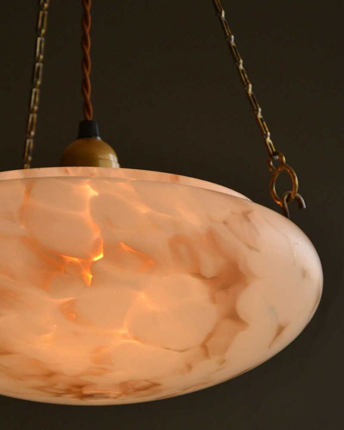シャンデリア　照明・ライティング　マーブル模様が美しい英国輸入のアンティークハンギングボウル（Ｅ26球付）。。(k-2912-z)