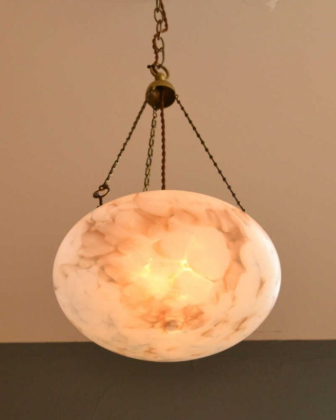 シャンデリア　照明・ライティング　マーブル模様が美しい英国輸入のアンティークハンギングボウル（Ｅ26球付）。。(k-2912-z)