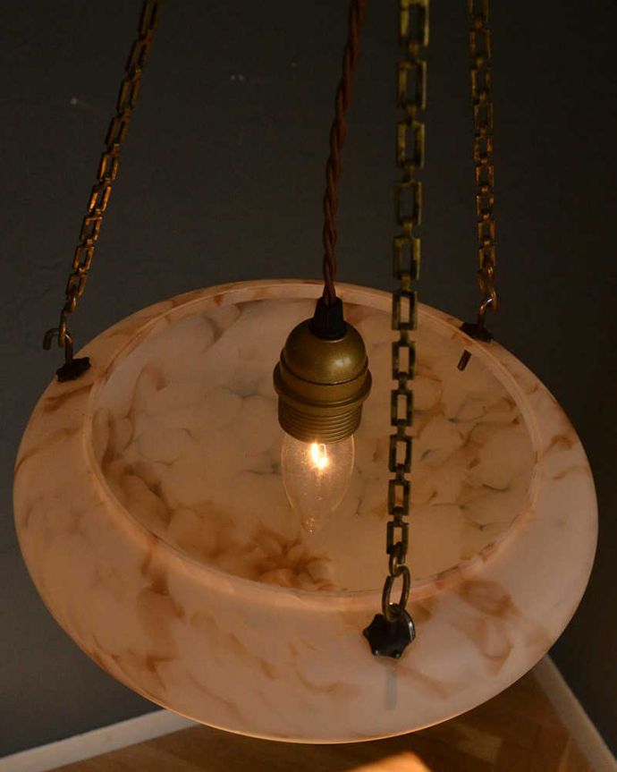 シャンデリア　照明・ライティング　マーブル模様が美しい英国輸入のアンティークハンギングボウル（Ｅ26球付）。。(k-2912-z)
