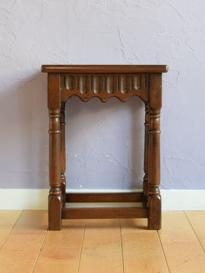 コーヒーテーブルの後ろ姿