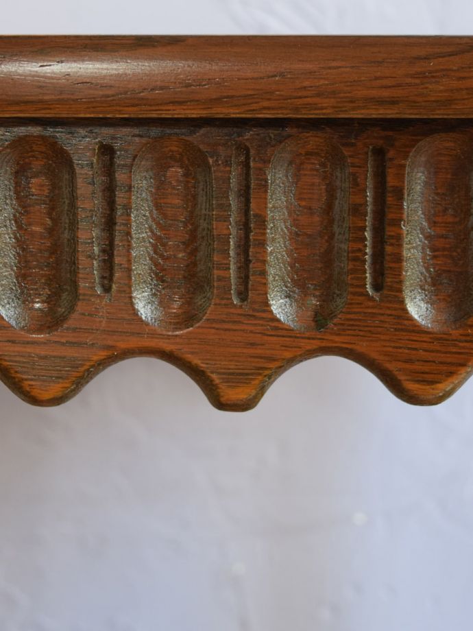 英国アンティーク家具らしい彫