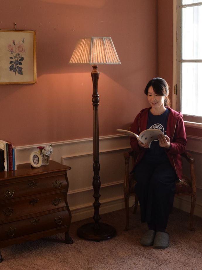 フロアランプの優しい灯り