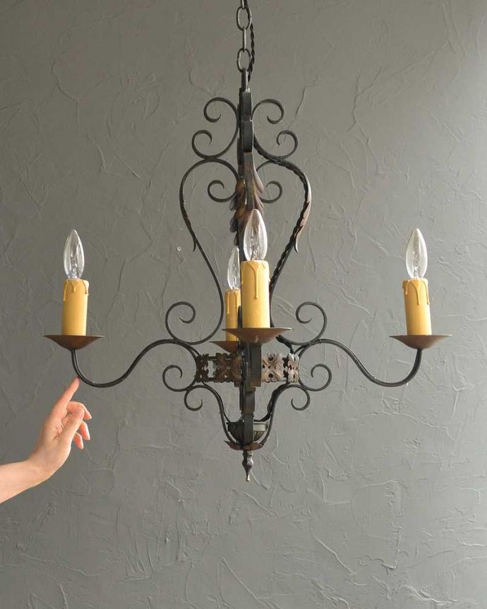 シャンデリア　照明・ライティング　フランスで見つけたアイアン製のアンティークシャンデリア（4灯）（Ｅ17シャンデリア球付）。。(k-2915-z)