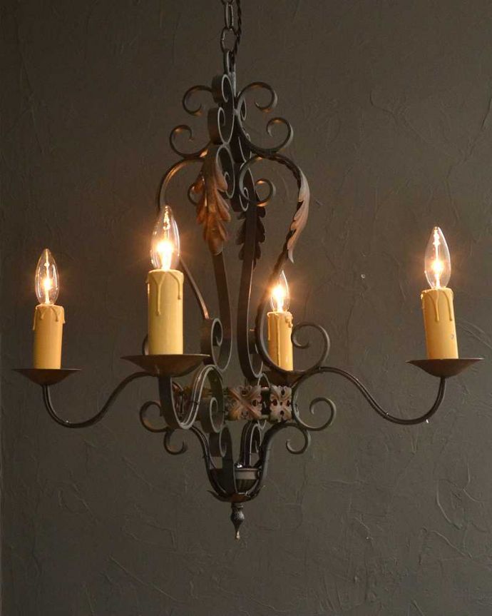 シャンデリア　照明・ライティング　フランスで見つけたアイアン製のアンティークシャンデリア（4灯）（Ｅ17シャンデリア球付）。。(k-2915-z)