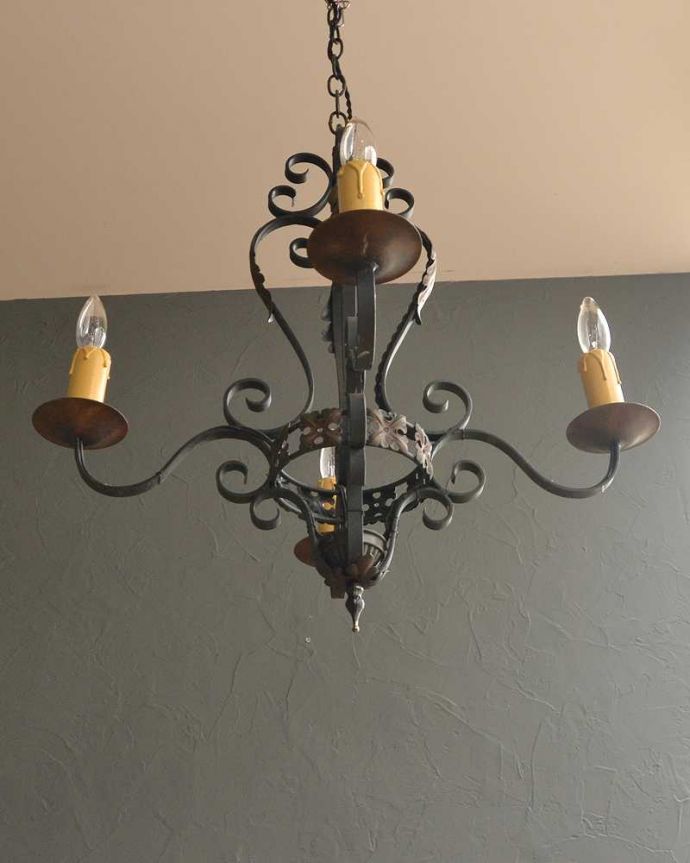 シャンデリア　照明・ライティング　フランスで見つけたアイアン製のアンティークシャンデリア（4灯）（Ｅ17シャンデリア球付）。。(k-2915-z)