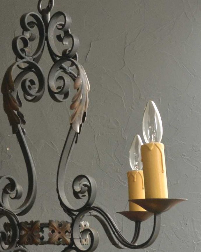 シャンデリア　照明・ライティング　フランスで見つけたアイアン製のアンティークシャンデリア（4灯）（Ｅ17シャンデリア球付）。。(k-2915-z)