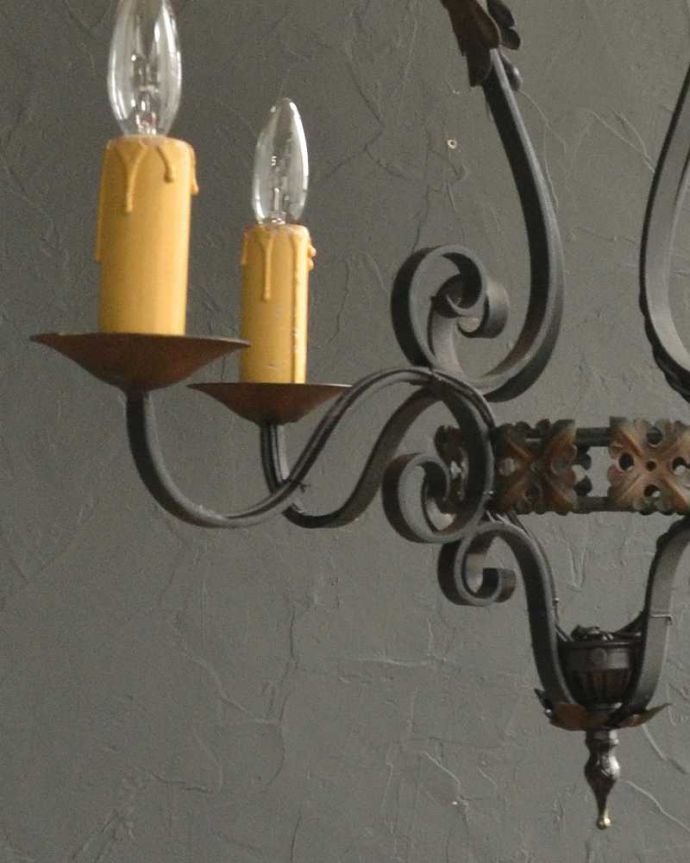 シャンデリア　照明・ライティング　フランスで見つけたアイアン製のアンティークシャンデリア（4灯）（Ｅ17シャンデリア球付）。。(k-2915-z)