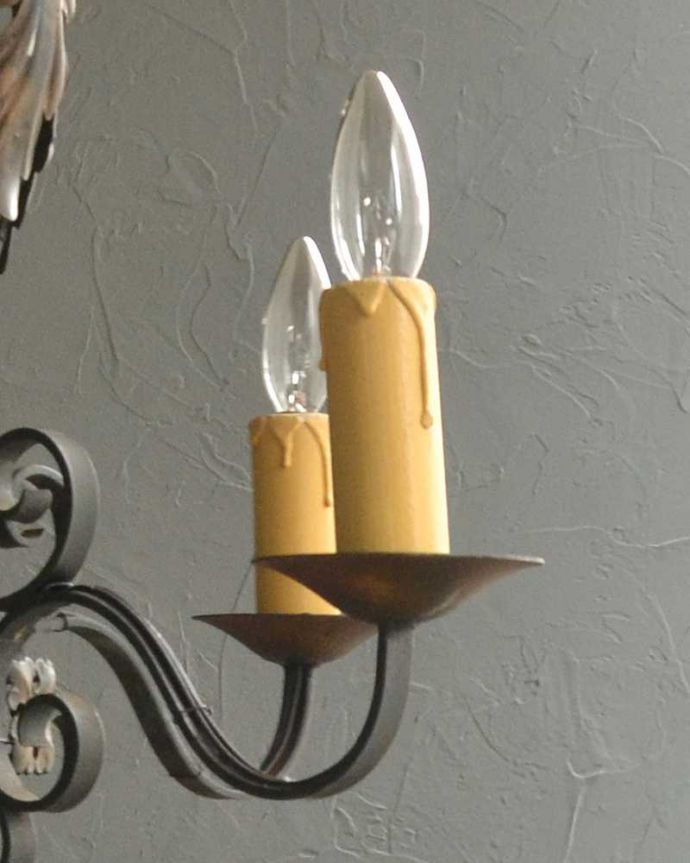 シャンデリア　照明・ライティング　フランスで見つけたアイアン製のアンティークシャンデリア（4灯）（Ｅ17シャンデリア球付）。。(k-2915-z)