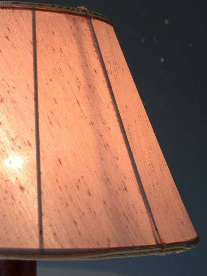 照明・ライティング　アンティーク フロアランプ　大切に使い続けられたオリジナルのシェードアンティークのシェードも付いていたので、キズや汚れはありますが、もれなく一緒にお届けします。(k-2916-f)