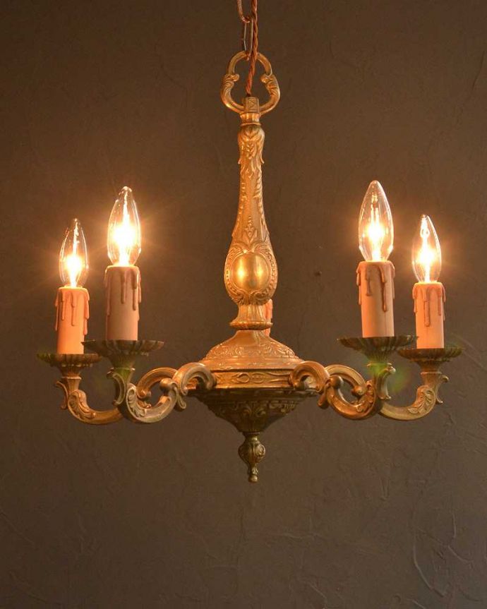 シャンデリア　照明・ライティング　装飾の美しい華やかな真鍮製アンティークシャンデリア（5灯）（Ｅ17シャンデリア球付）。。(k-2916-z)