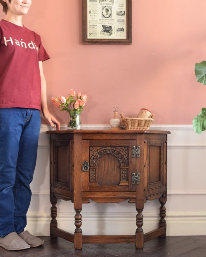 英国アンティークのサイドボード