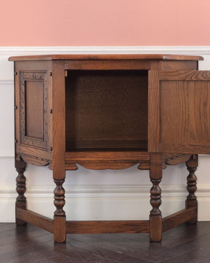 サイドボードの扉の中