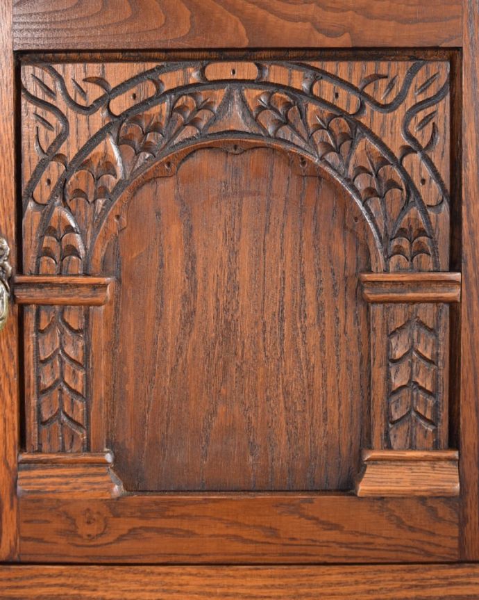 英国アンティーク家具らしい彫