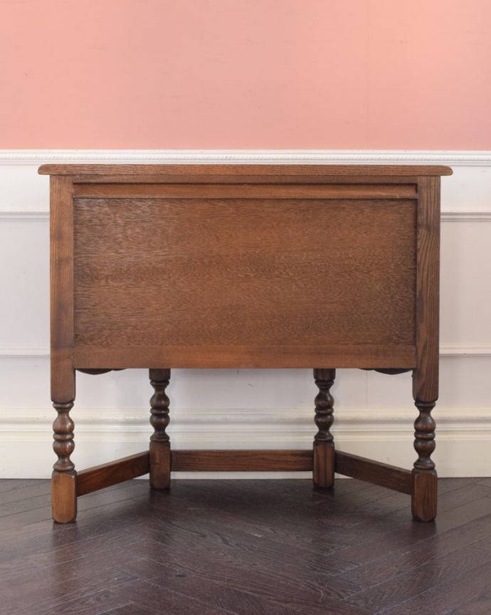 サイドボードの後ろ姿