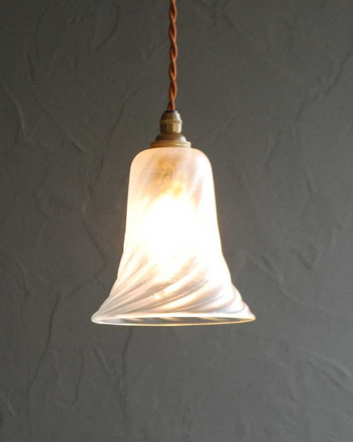 ペンダントライト　照明・ライティング　ガラス模様が美しいアンティークランプシェード（コード・シャンデリア電球・ギャラリーなし）。。(k-2917-z)