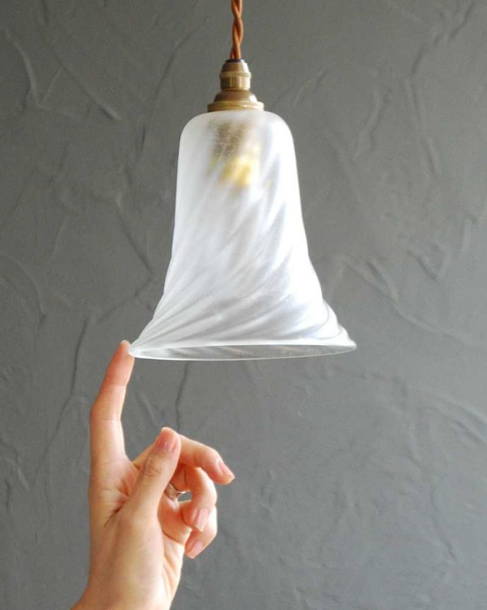 ペンダントライト　照明・ライティング　ガラス模様が美しいアンティークランプシェード（コード・シャンデリア電球・ギャラリーなし）。。(k-2917-z)