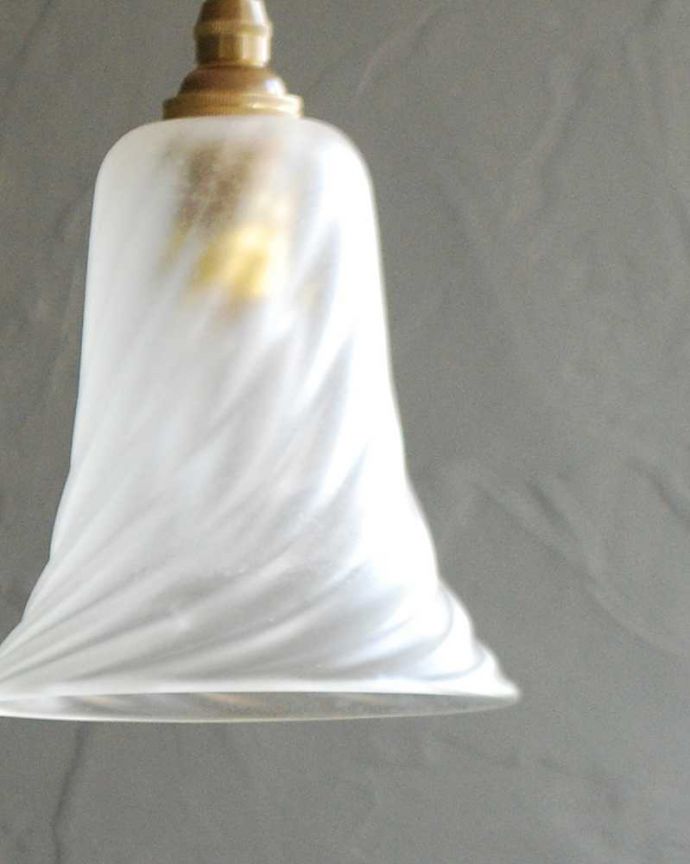 ペンダントライト　照明・ライティング　ガラス模様が美しいアンティークランプシェード（コード・シャンデリア電球・ギャラリーなし）。。(k-2917-z)