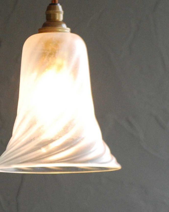 ペンダントライト　照明・ライティング　ガラス模様が美しいアンティークランプシェード（コード・シャンデリア電球・ギャラリーなし）。。(k-2917-z)
