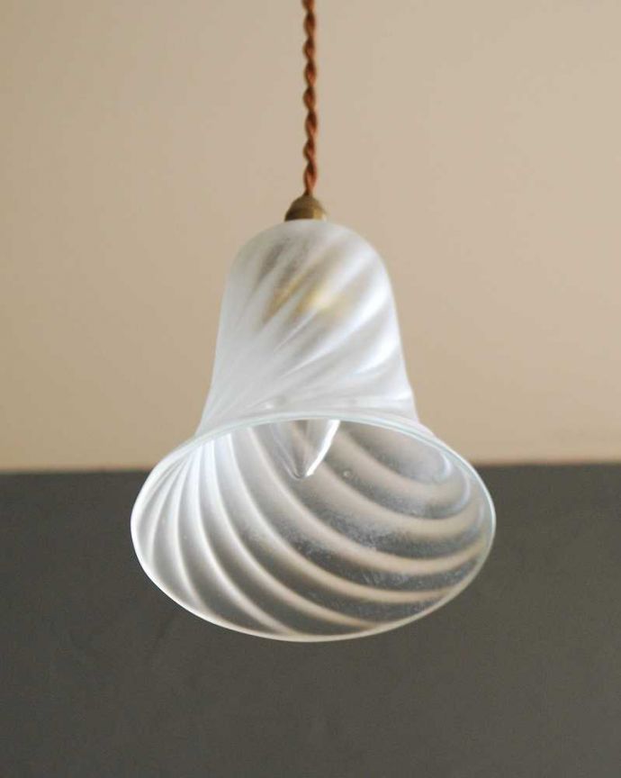 ペンダントライト　照明・ライティング　ガラス模様が美しいアンティークランプシェード（コード・シャンデリア電球・ギャラリーなし）。。(k-2917-z)