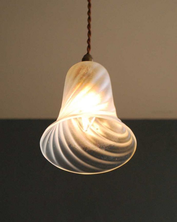 ペンダントライト　照明・ライティング　ガラス模様が美しいアンティークランプシェード（コード・シャンデリア電球・ギャラリーなし）。。(k-2917-z)