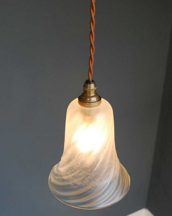 ペンダントライト　照明・ライティング　ガラス模様が美しいアンティークランプシェード（コード・シャンデリア電球・ギャラリーなし）。。(k-2917-z)