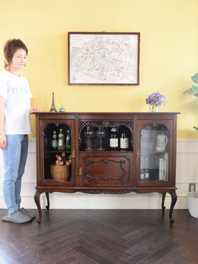 英国アンティークのガラスキャビネット