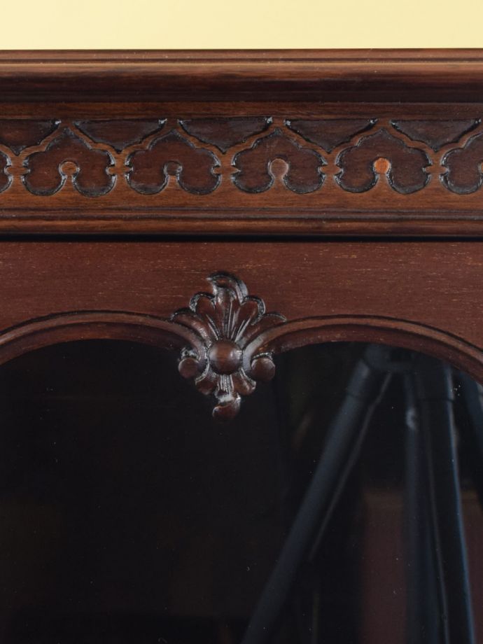 ガラスキャビネットの装飾